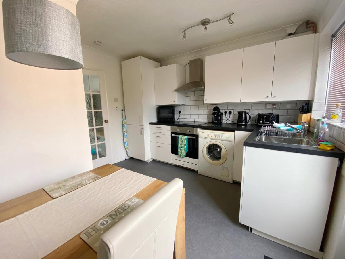 2 Bedroom Private House Near Bedford Town And Train Station เบดฟอร์ด ภายนอก รูปภาพ