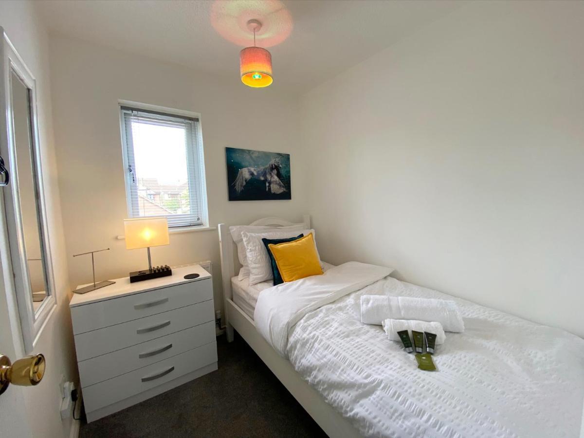 2 Bedroom Private House Near Bedford Town And Train Station เบดฟอร์ด ภายนอก รูปภาพ