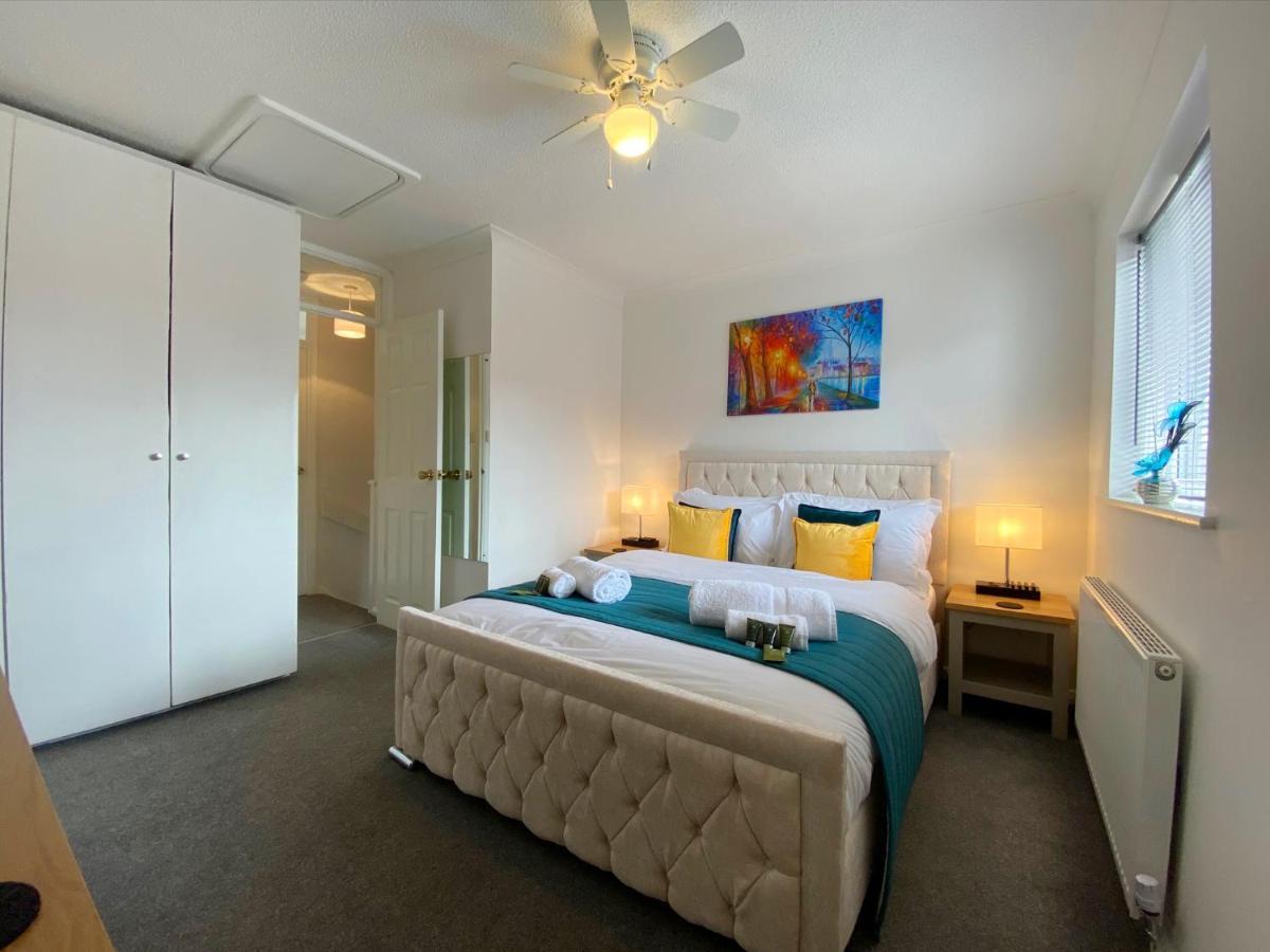 2 Bedroom Private House Near Bedford Town And Train Station เบดฟอร์ด ภายนอก รูปภาพ